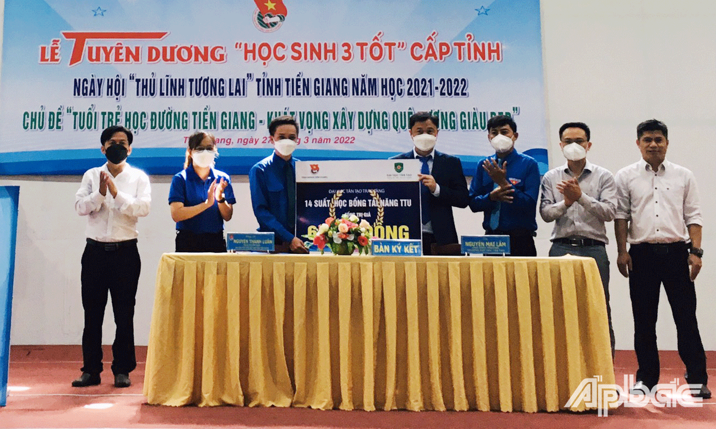 Trường Đại học Tân Tạo đã trao tặng bảng tượng trưng cho Tỉnh đoàn Tiền Giang, 14 suất học bổng tài năng TTU trị giá 6,4 tỷ đồng 