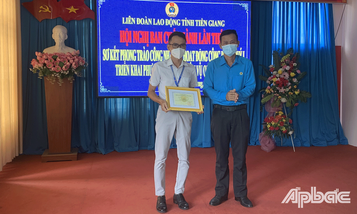 đồng chí Hoàng Khắc Tinh Phó Chủ tịch Liên đoàn Lao động tỉnh Tiền Giang trao Chứng nhận của Tổng LĐLĐ Việt Nam cho thí sinh đạt giải Khuyến khích cuộc thi 