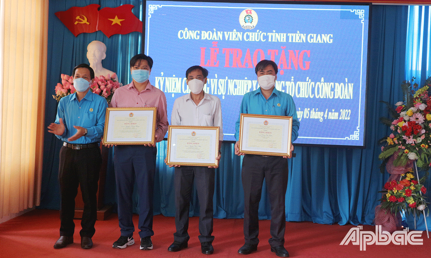 Tổng LĐLĐ Việt Nam trao Bằng khen cho 5 cá nhân đã có đạt thành tích xuất sắc trong phong trào thi đua lao động giỏi và xây dựng tổ chức Công đoàn vững mạnh năm 2021