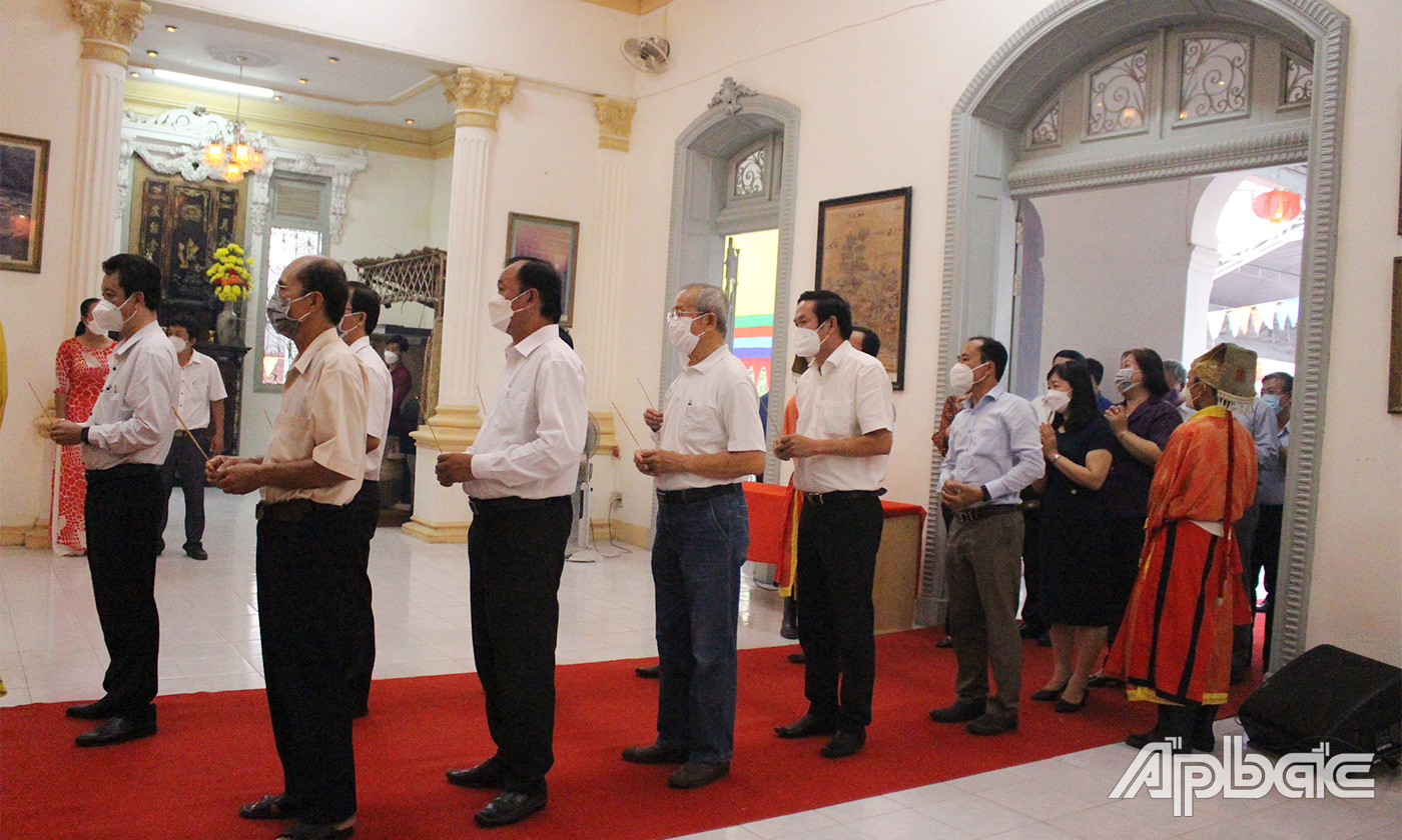 Đại biểu thấp hương