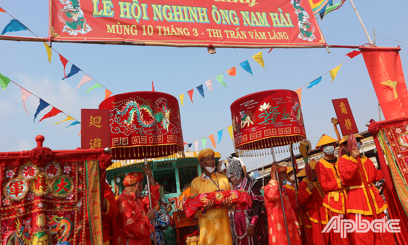 Ban Tổ chức lễ hội ra biển làm lễ cúng tế Ông