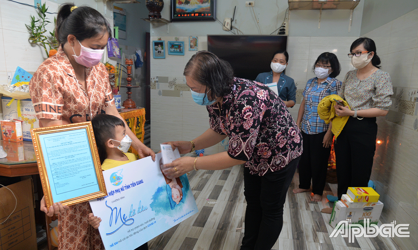 Hội LHPN tỉnh thăm, tặng quà, nhận làm mẹ đỡ đầu em Lê Ngọc Thảo.