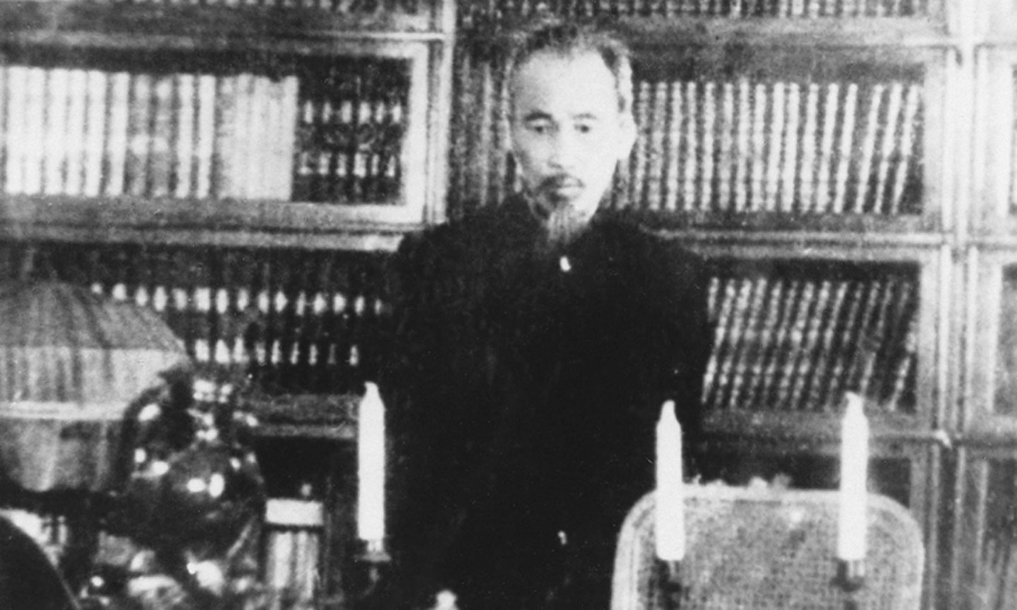 Chủ tich Hồ Chí Minh thăm phòng làm việc của V.L. Lênin ở Điện Kremli, Liên Xô năm 1955.