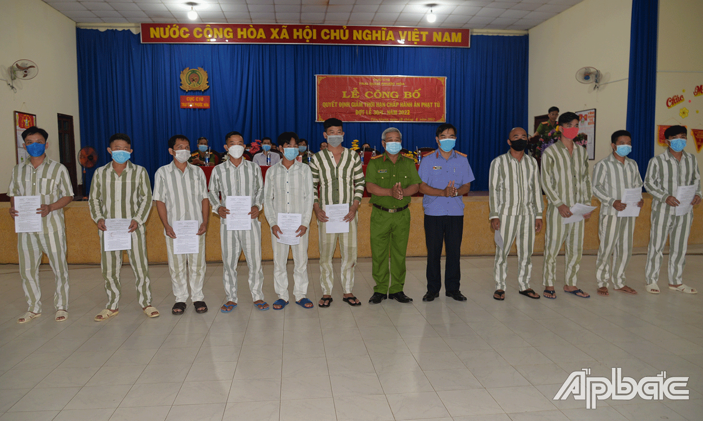  Trao quyết định giảm hết thời hạn án phạt từ còn lại cho các phạm nhân.