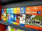 Ngậm ngùi giá sách giáo khoa mới