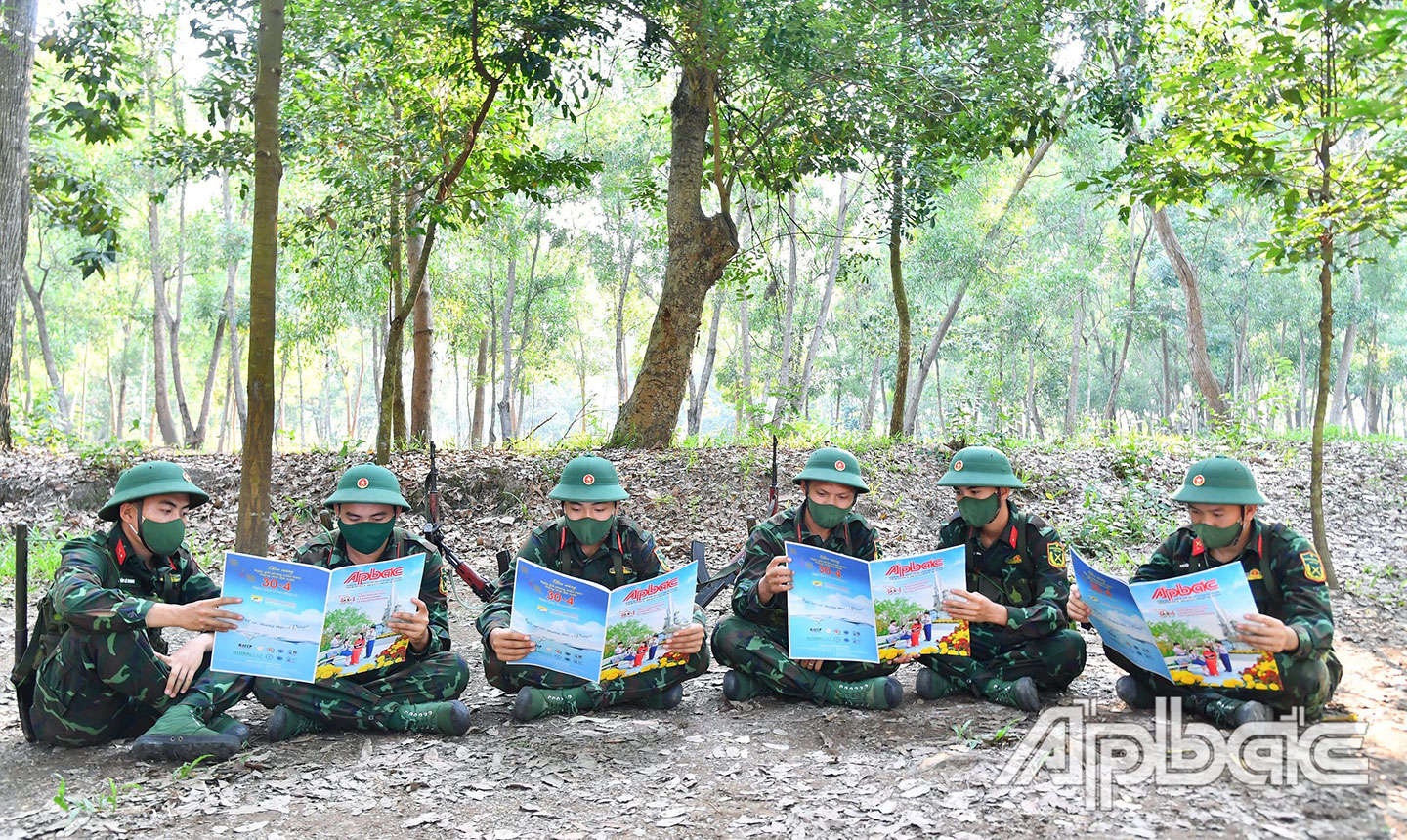 Chiến sĩ mới Trung đoàn 924 đọc Báo Ấp Bắc trên thao trường. 	Ảnh: THANH LÂM