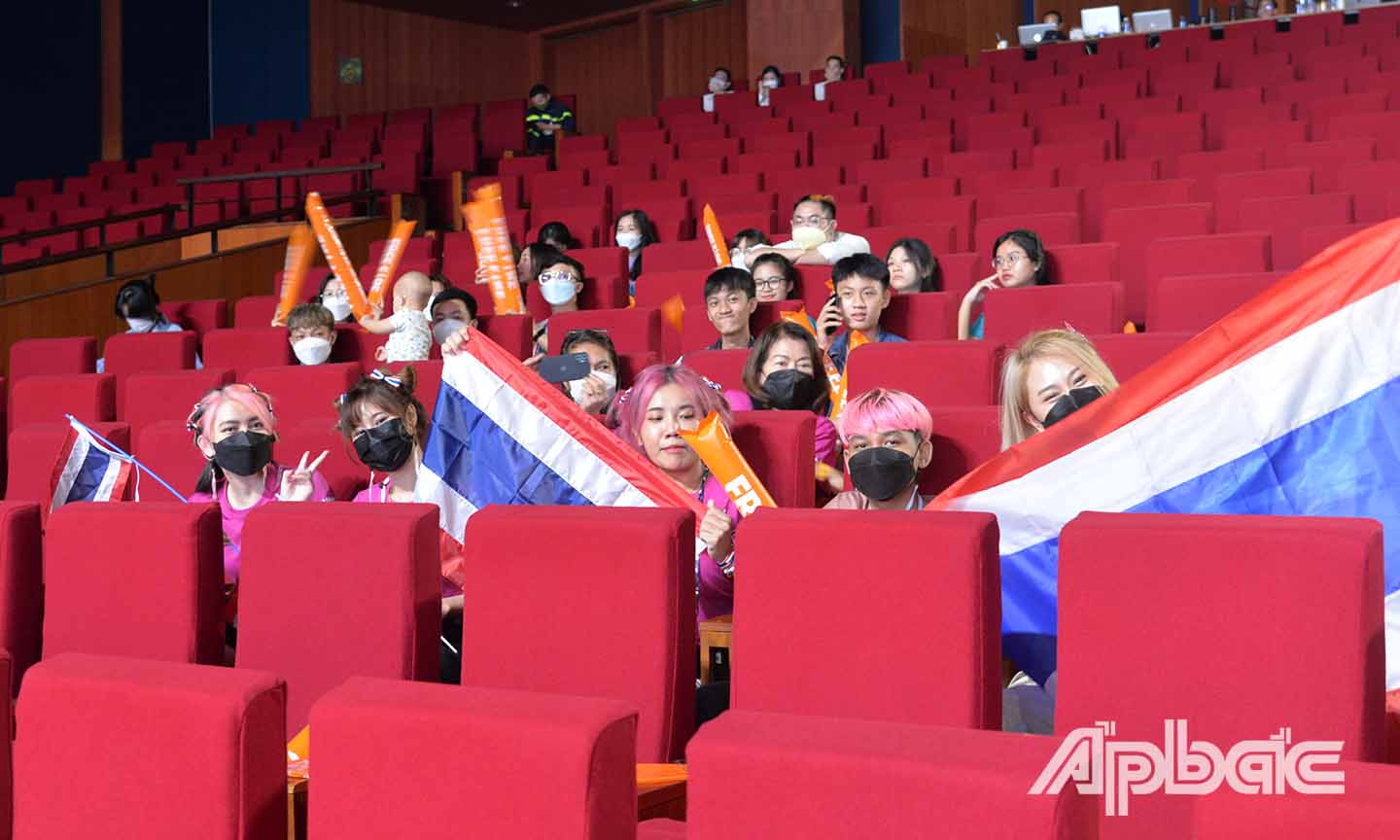 Các cổ động viên nước ngoài cũng cổ vũ khá sôi nổi giúp cho bộ môn E-sport thêm phần cuồn nhiệt.