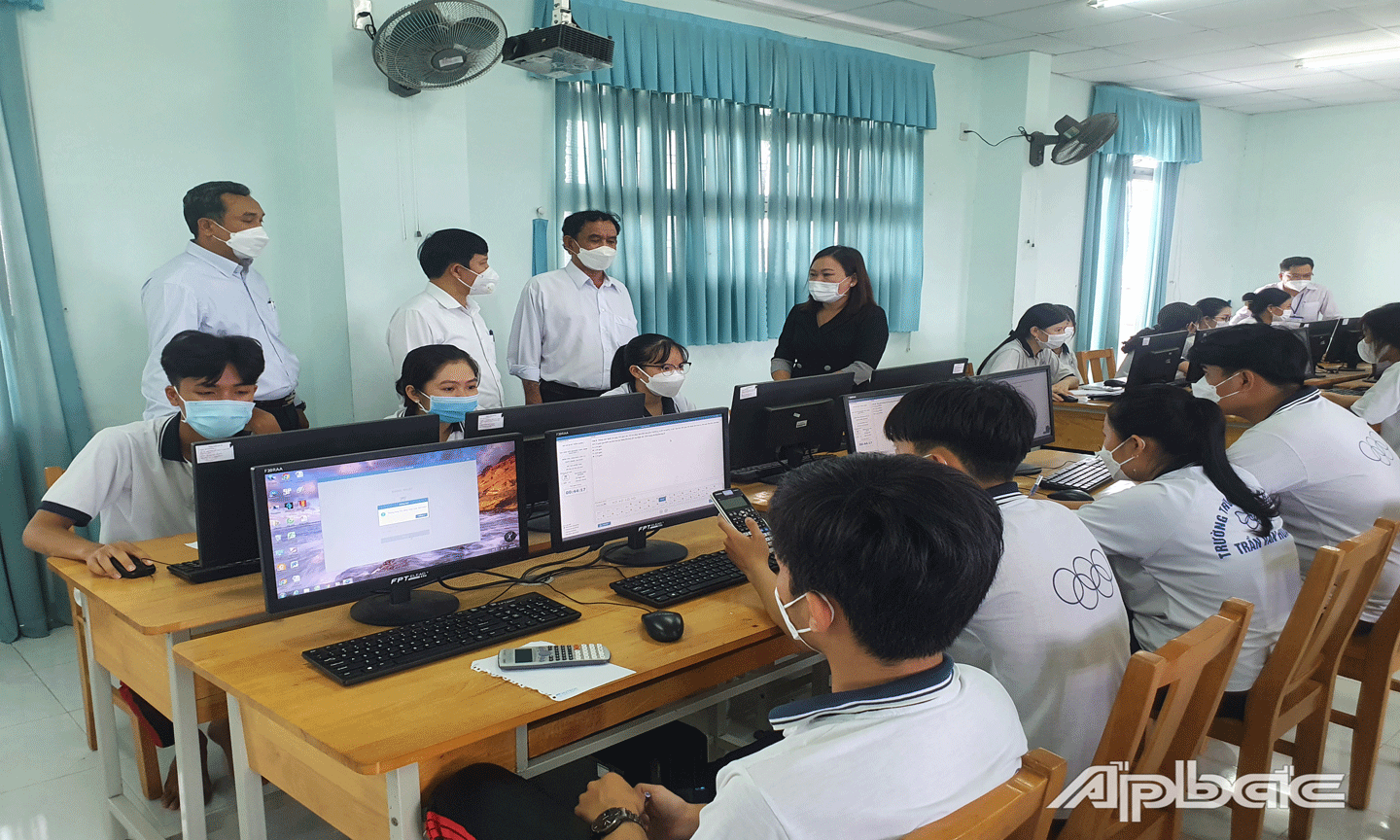 Tiến sĩ Lê Quang Trí thăm, động viên giáo viên, học sinh tại Trường THPT Trần Văn Hoài, huyện Chợ Gạo;