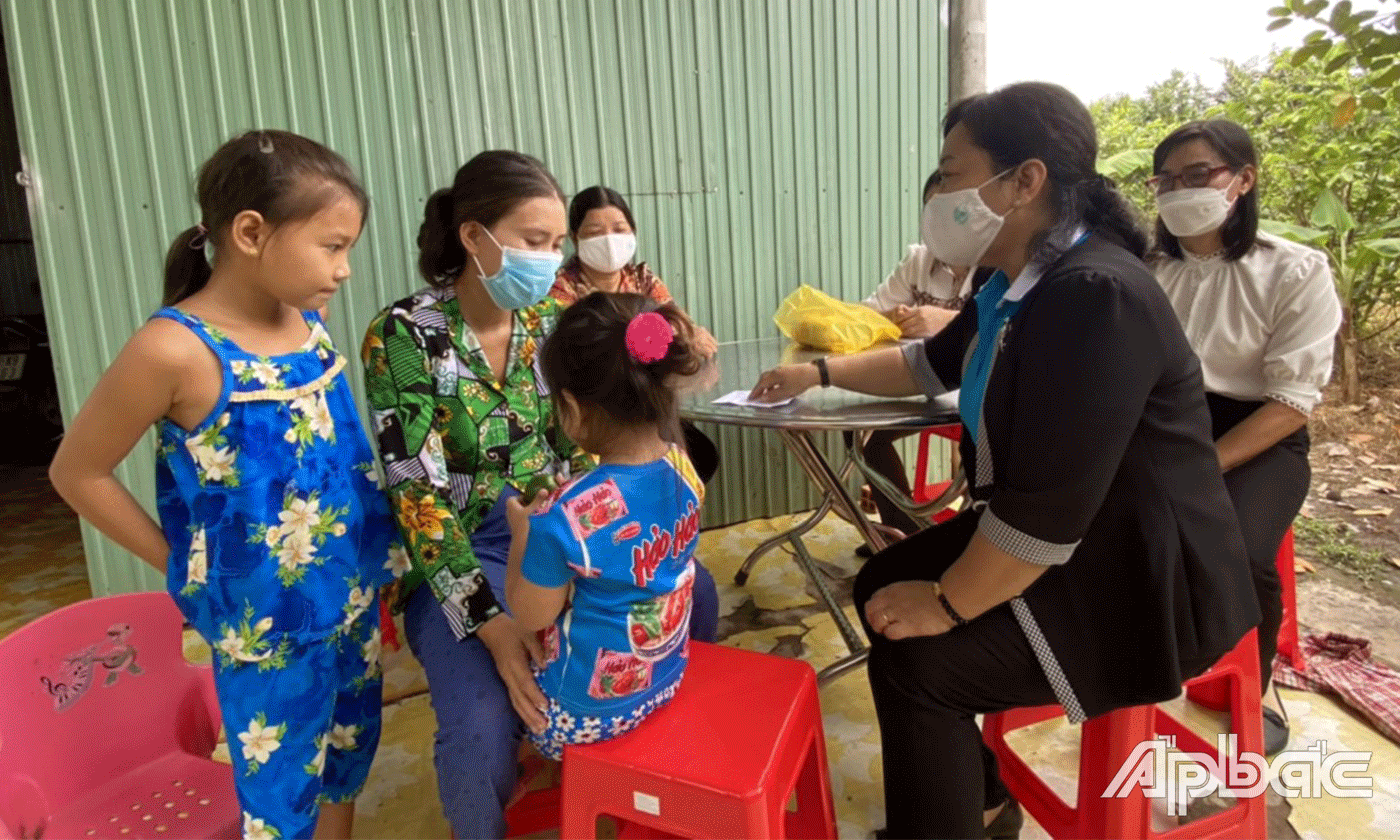 Phó Chủ tịch Hội LHPN tỉnh truyền thông về ATGT và thăm tặng quà gia đình có người bị tai nạn giao thông của huyện Cái Bè.