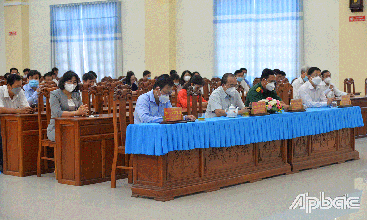 Các đồng chí Ban Thường vụ Tỉnh ủy tham dự lễ bế giảng.