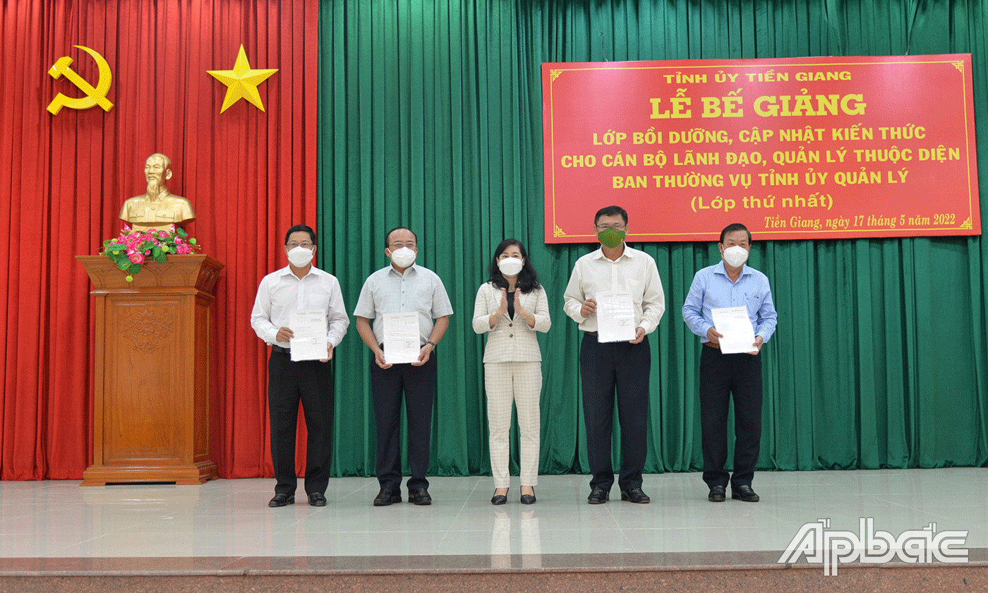 Trao chứng nhận cho các học viên tham dự lớp học.