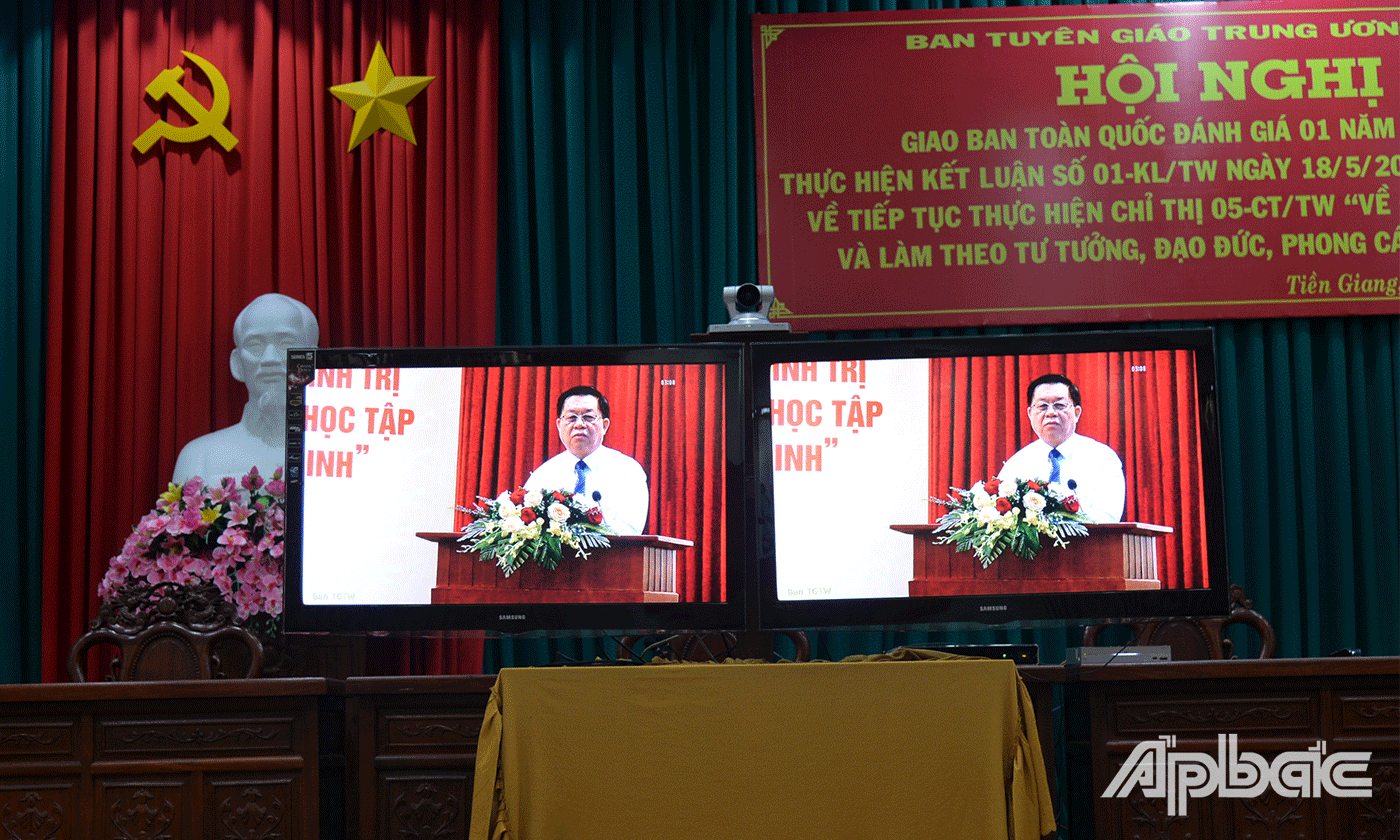 Trưởng Ban Tuyên giáo Trung ương Nguyễn Trọng Nghĩa phát biểu tại hội nghị (chụp tại điểm cầu Tiền Giang).