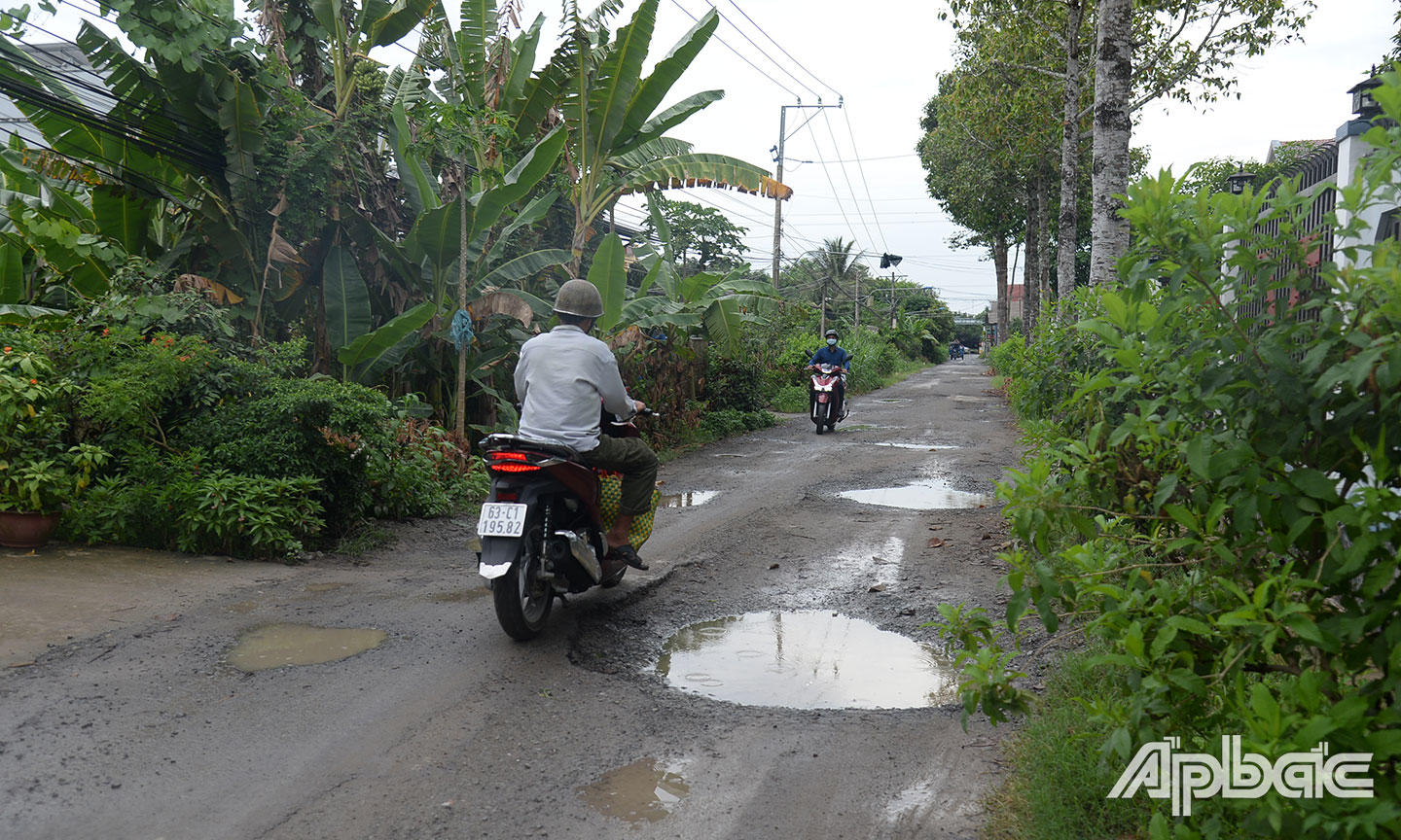 Những ngày mưa, nước đọng lại các hố sâu rất dễ gây tai nạn giao thông.