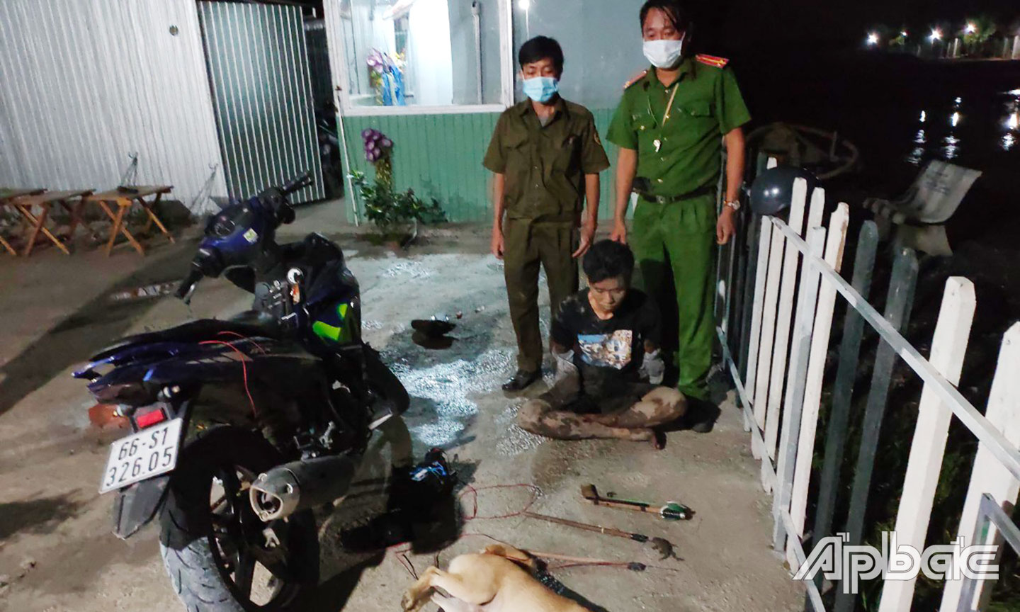 Đối tượng bị tạm giữ cùng với tang vật.
