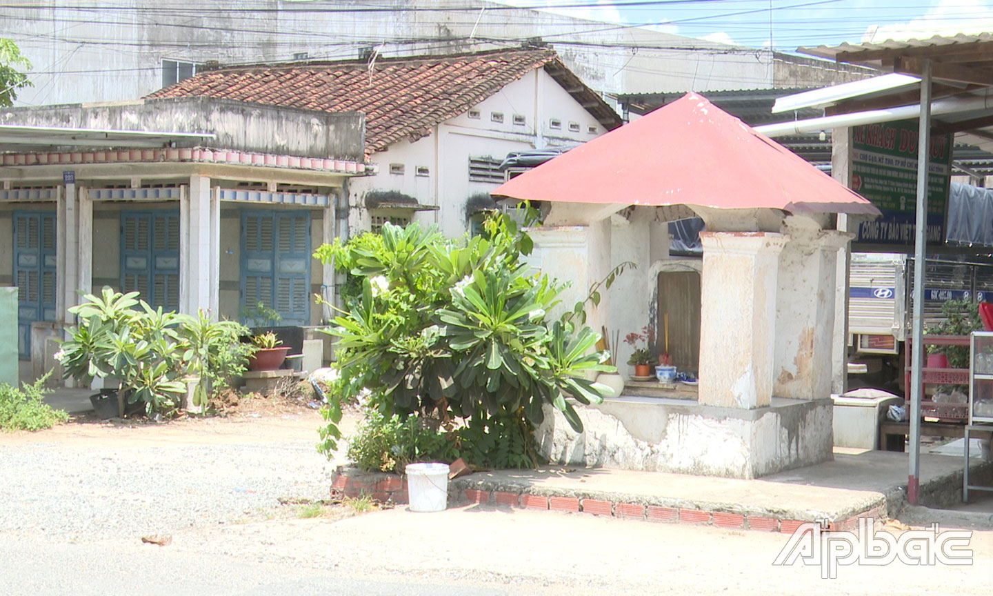 Bia Phụng khai tân cảng ký hiện còn đặt bên bờ dòng Bảo Định hà, gần chợ Phú Kiết (xã Phú Kiết, huyện Chợ Gạo, tỉnh Tiền Giang).                                                                                                                                  ẢNH: V.T