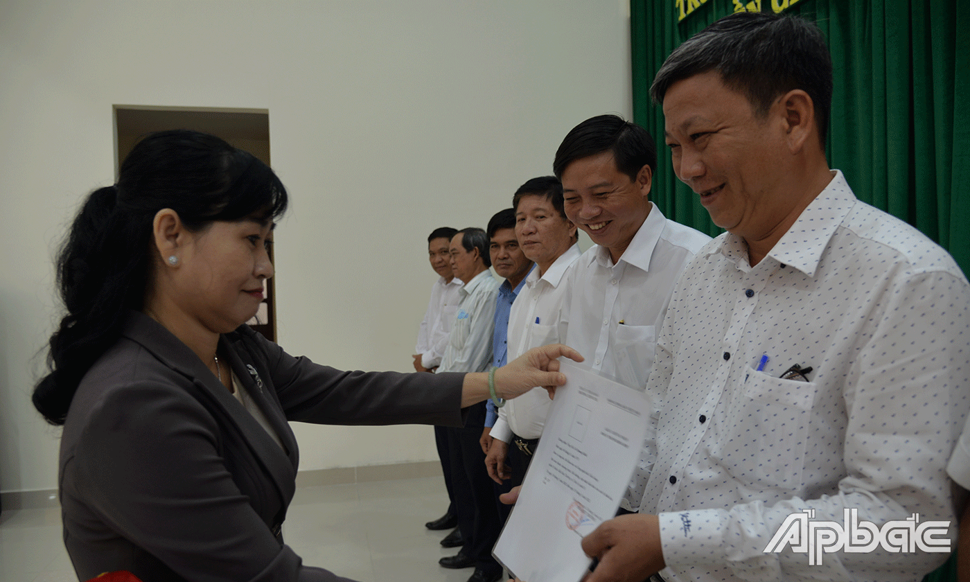 Đồng chí Châu Thị Mỹ Phương trao chứng nhận các học viên.
