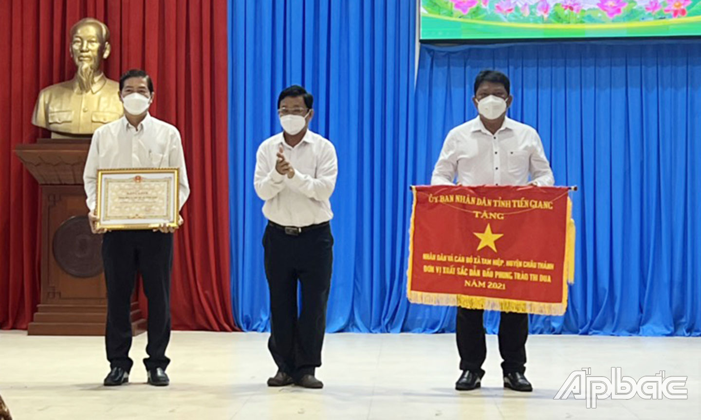 Bí thư kiêm Chủ tịch UBND xã Tam Hiệp Nguyễn Văn Nâu nhận Cờ thi đua xuất sắc của UBND huyện Châu Thành năm 2021.