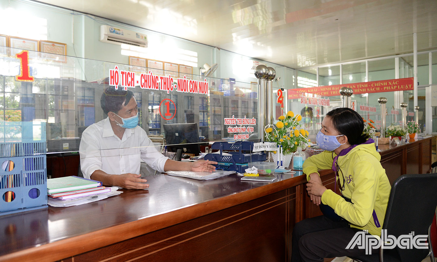 Cán bộ, công chức xã Thanh Hòa nhiệt tình, hòa nhã với nhân dân, góp phần cùng với thị xã nâng cao Chỉ số CCHC. 	           	                      						                                                                          Ảnh: VĂN THẢO