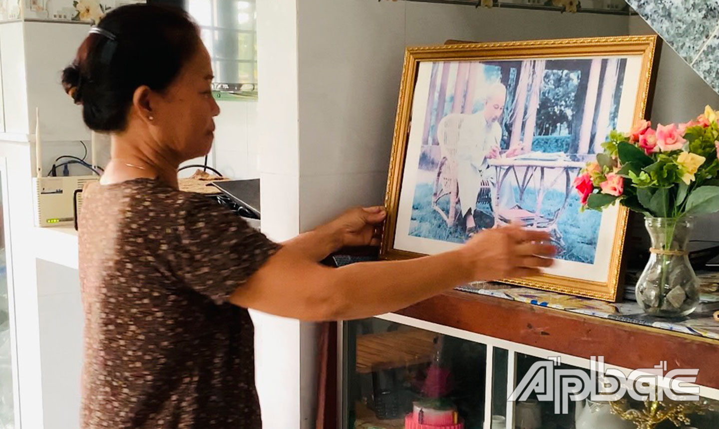 Bà Mai Thị Mười, đặt ảnh Bác ngay chính diện giữa phòng khách, thể hiện sự trang nghiêm và tôn kính đối với Bác