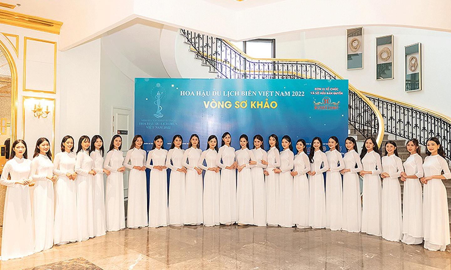 Các thí sinh trước khi bước vào phần thi trình diễn trang phục áo dài ở vòng sơ khảo khu vực miền bắc.