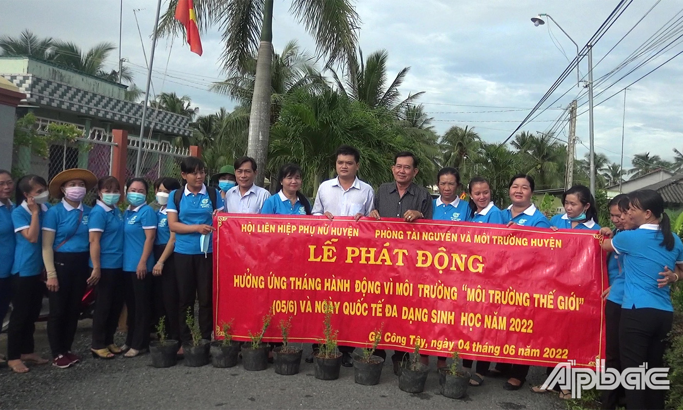 Mặt trận các đoàn thể huyện Gò Công Tây đến nhà trào quà cho các hộ nghèo khó khăn trên địa bàn huyện