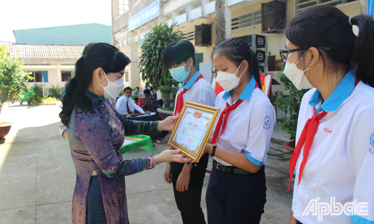 Đồng chí Châu Thị Mỹ Phương trao Giấy khen cho học sinh giỏi cấp tỉnh của trường. 