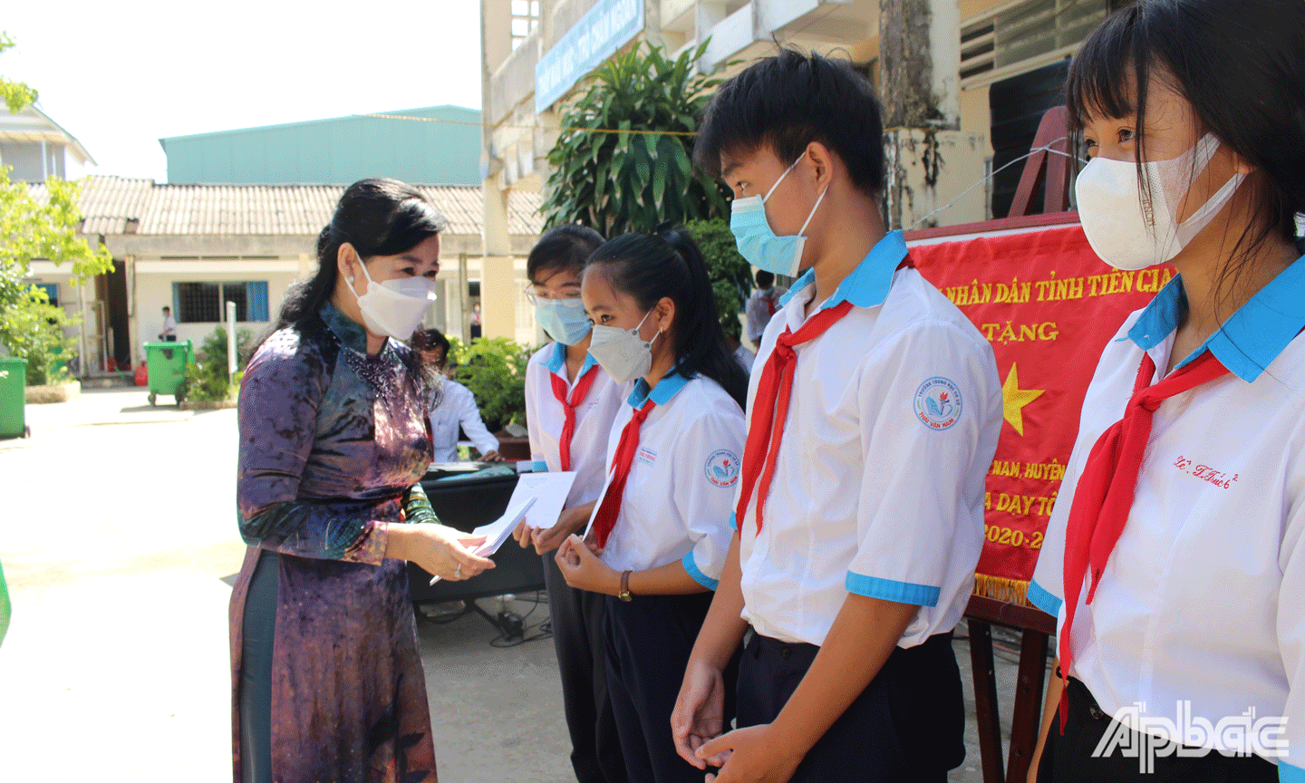 Đồng chí Châu Thị Mỹ Phương trao học bổng cho học sinh có hoàn cảnh khó khăn, vượt khó học tốt của trường. 