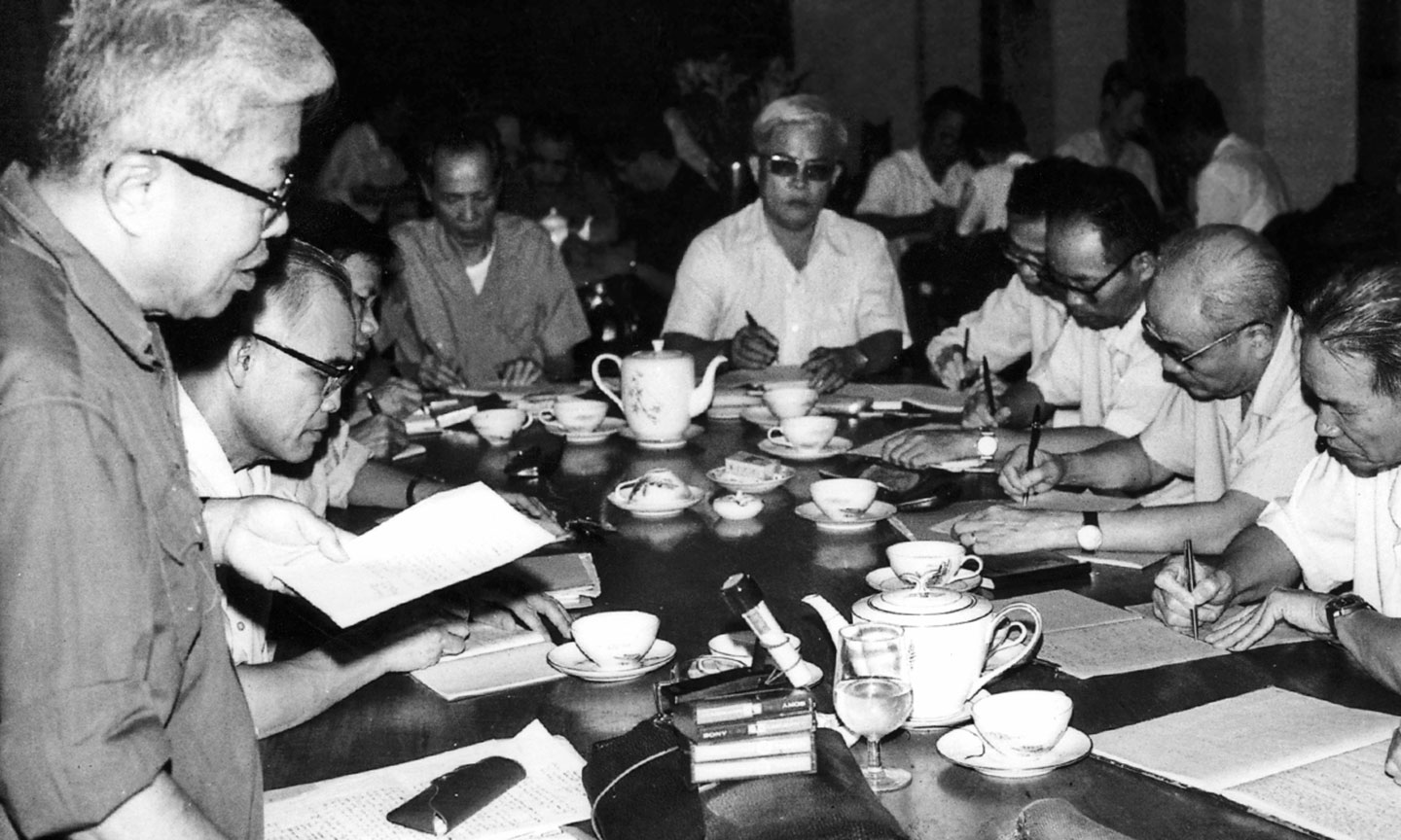 Đồng chí Phạm Hùng triển khai quán triệt Nghị quyết Đại hội V toàn quốc của Đảng  cho Ban Chấp hành Đảng bộ tỉnh Tiền Giang.