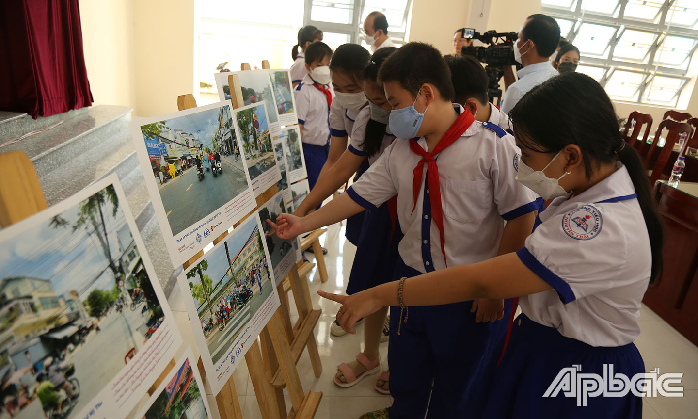 Các em học sinh thích thú với những hình ảnh phản ánh ATGT mà các bạn đã chụp qua 2 tuần lễ