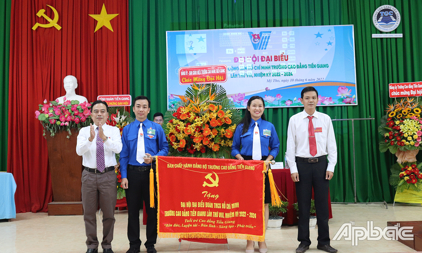 Đảng ủy Trường Cao đẳng Tiền Giang tặng bức trướng cho tuổi trẻ Cao đẳng Tiền Giang.