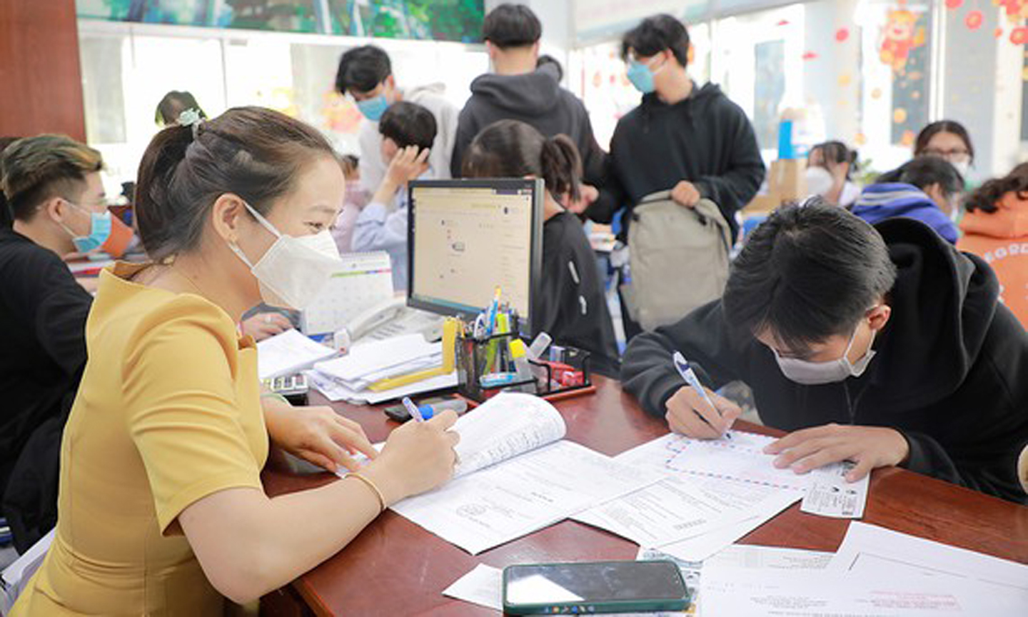 Thí sinh đăng ký xét tuyển học bạ tại Trường Đại học Công nghiệp Thực phẩm TPHCM