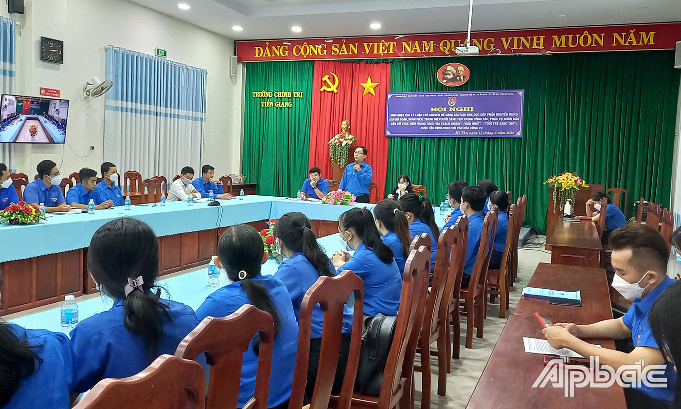 Quang cảnh buổi sinh hoạt chuyên đề.