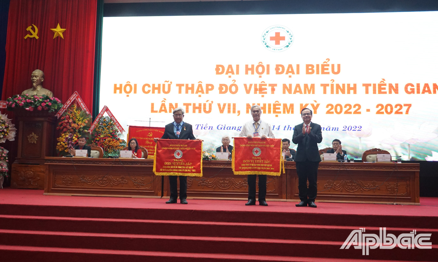 Đại diện Ban Chấp hành Trung ương hội CTĐ Việt Nam đã tặng Cờ thi đua cho 2 đơn vị có thành tích xuất sắc