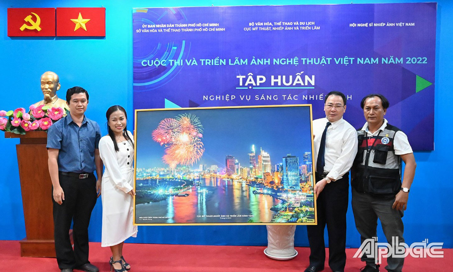 Ông Mã Thế Anh tặng ảnh cho Đại diện Sở Văn hóa TP. Hồ Chí Minh.