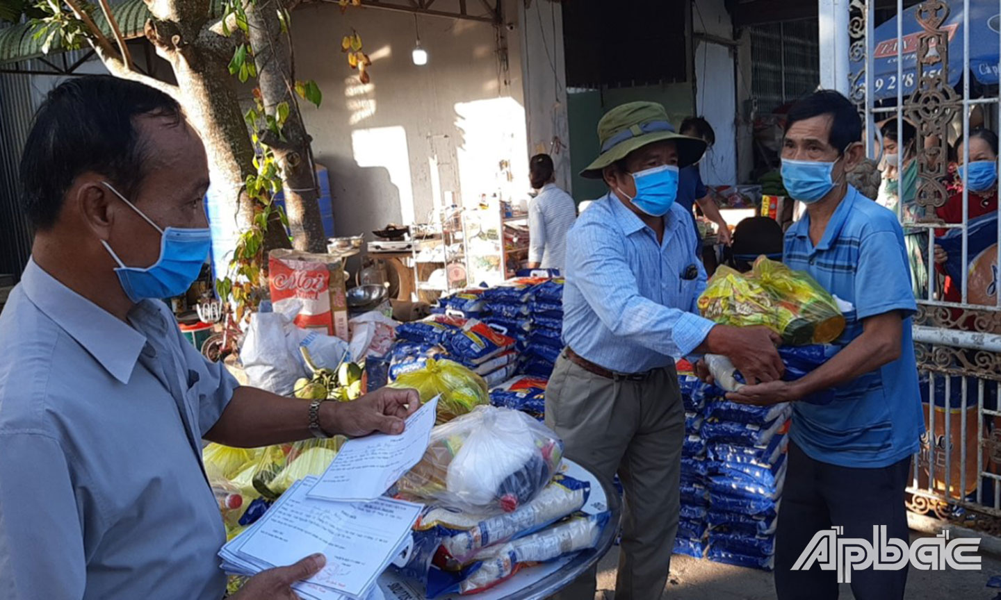Hội NNCĐDC xã Song Thuận (huyện Châu Thành) tổ chức phát quà cho NNCĐDC trong giai đoạn dịch bệnh Covid-19 bùng phát năm 2021.