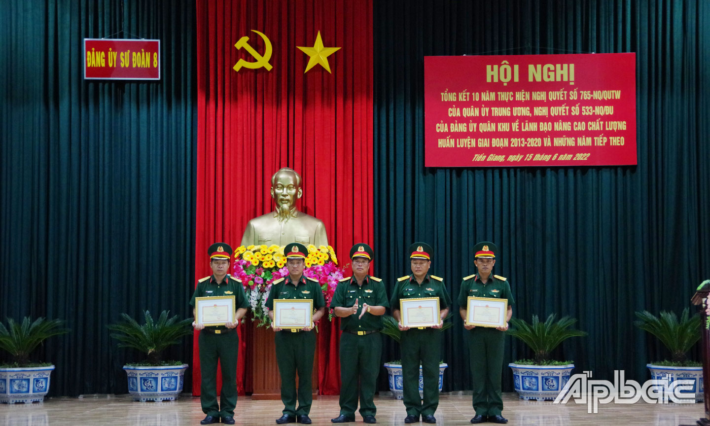 Khen thưởng 4 cá nhân có thành tích xuất sắc.