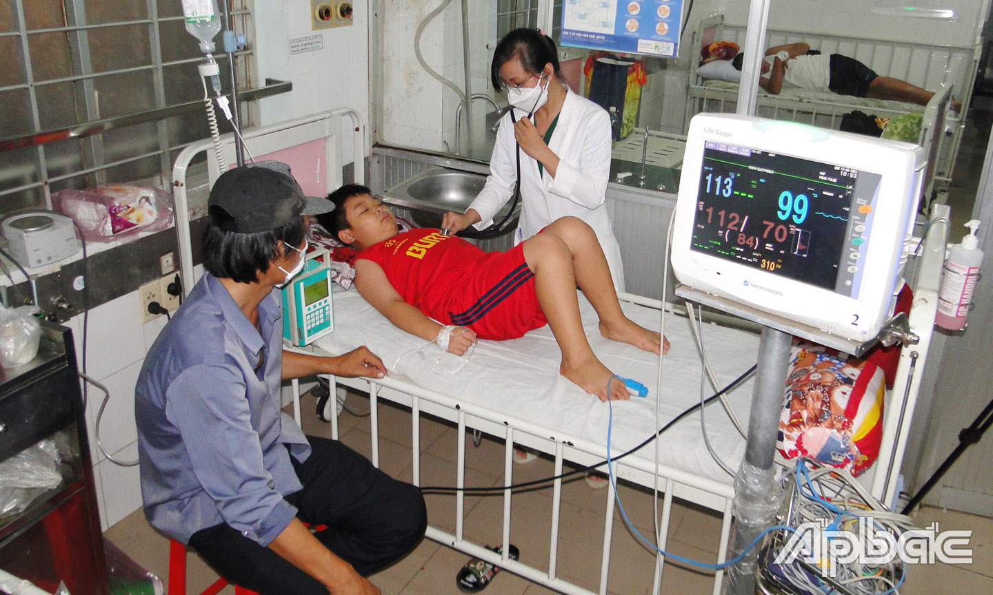 Cấp cứu bệnh nhi mắc bệnh sốt xuất huyết tại Bệnh viện Đa khoa Trung tâm Tiền Giang  ngày 13.6.2022.