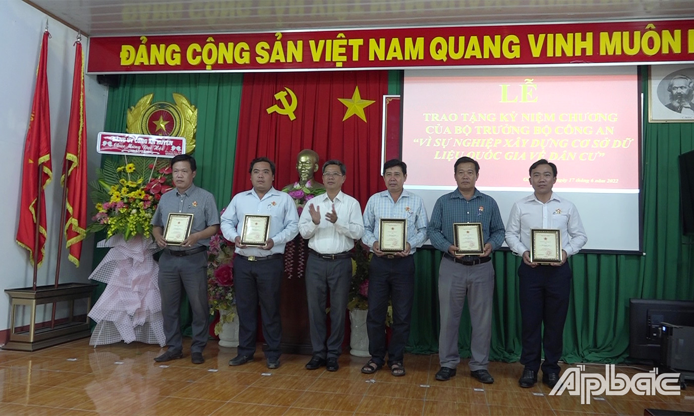Đồng chí Huỳnh Thanh Bình trao Kỷ niệm chương cho các cá nhân tại hội nghị
