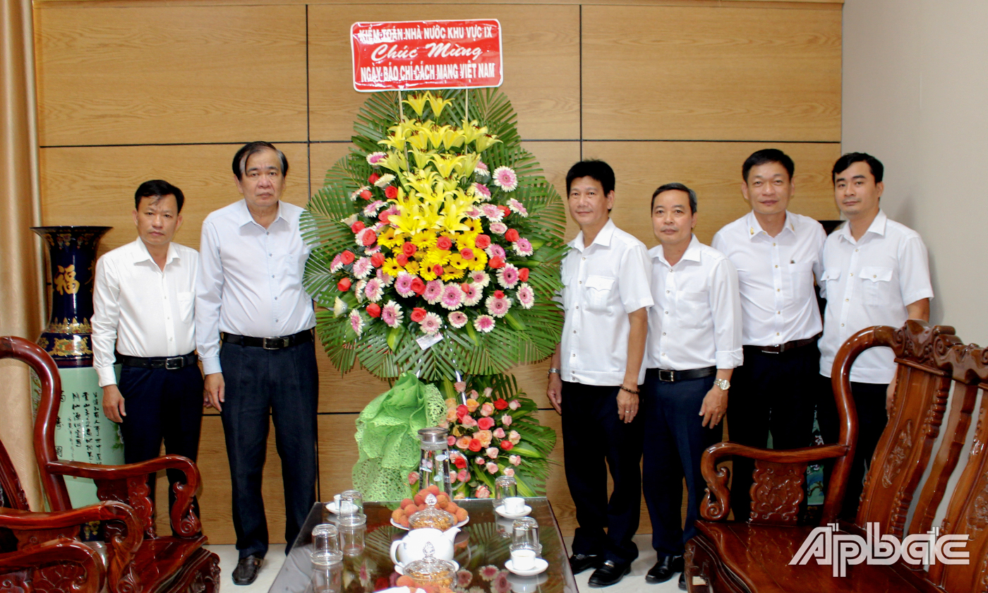 Đại diện Lãnh đạo Kiểm toán Nhà nước khu vực IX chúc mừng Báo Ấp Bắc.
