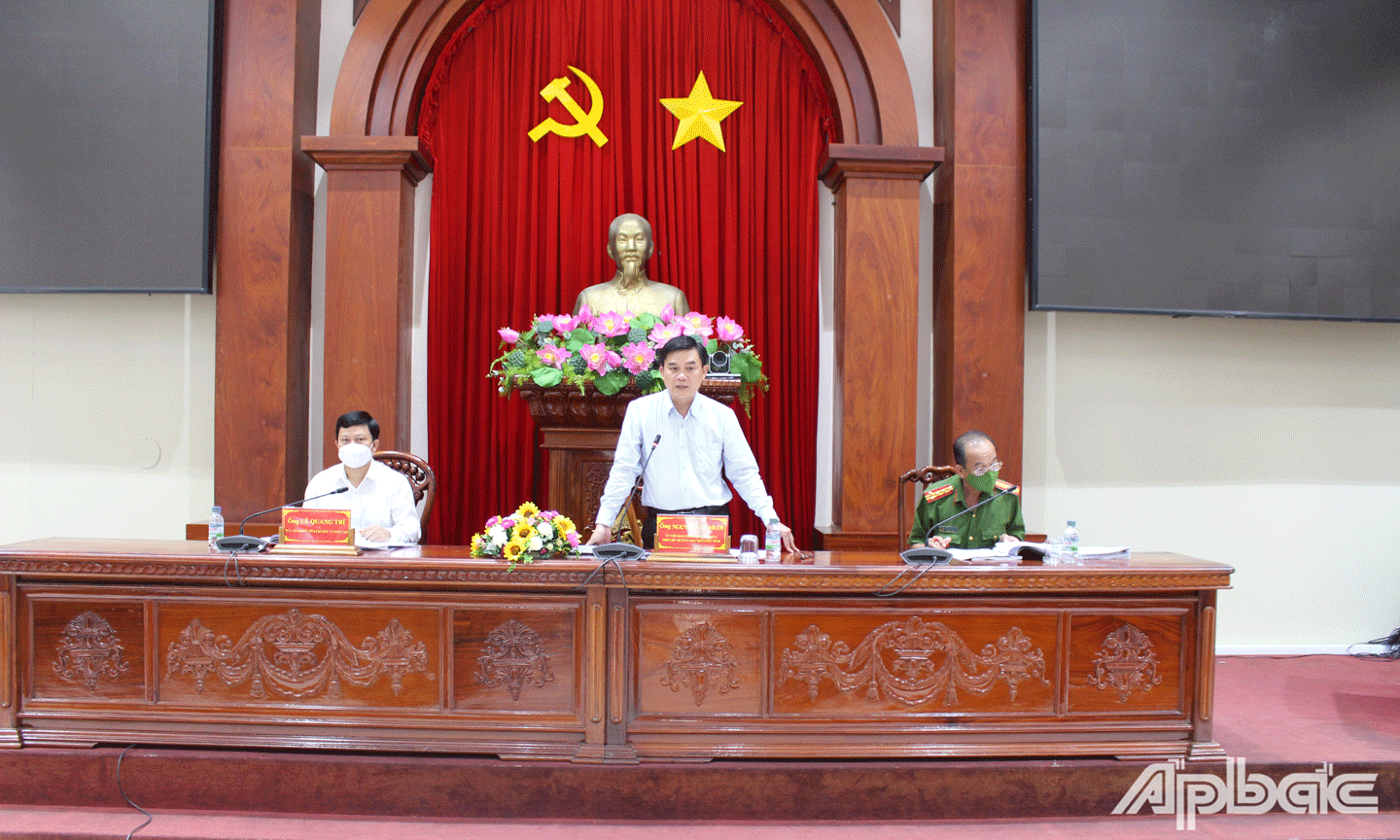 Đồng chí Nguyễn Văn Mười phát biểu tại cuộc họp. 