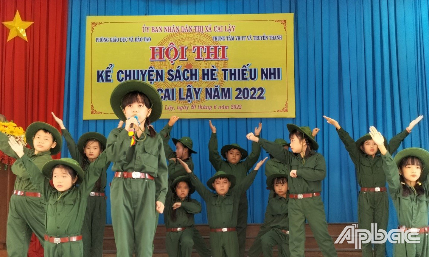 Em Dương Ngọc Quế Hân, đạt giải nhất với câu chuyện “Ở lại chiến khu”.