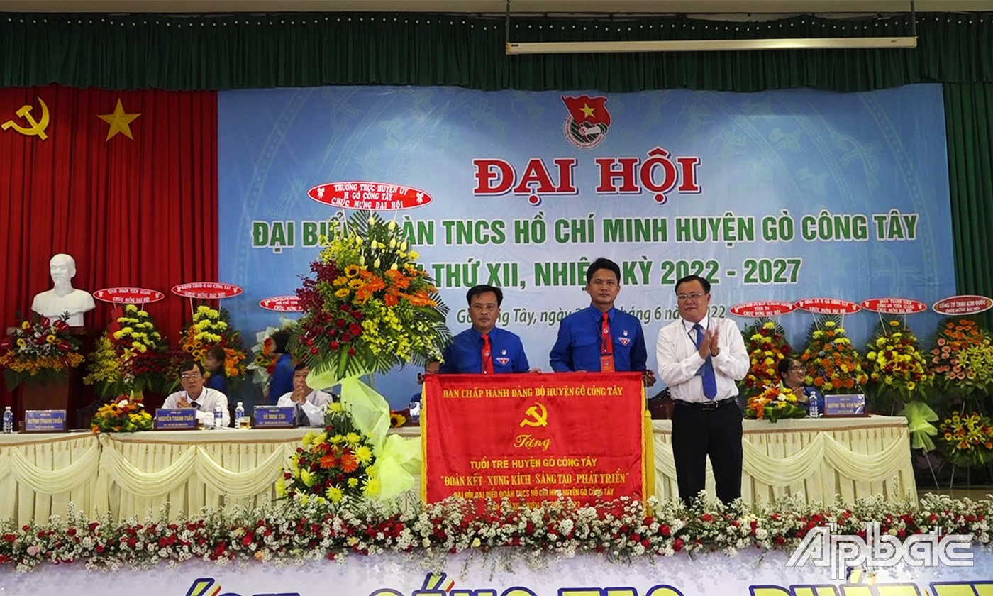 Thường trực Huyện ủy Gò Công Tây đã trao tặng cho Đại hội bức trướng với dòng chữ “ Đoàn kết- Xung kích- Sáng tạo- Phát triển”.  