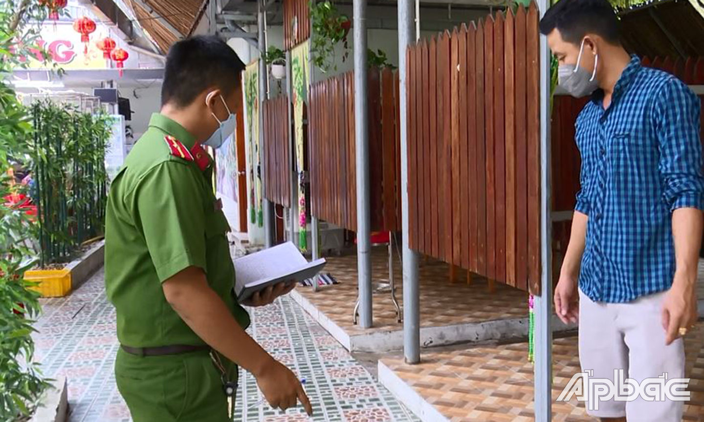Hiện trường dùng kéo đâm chết người ở TX. Gò Công.                                                           Ảnh:  Thanh Việt