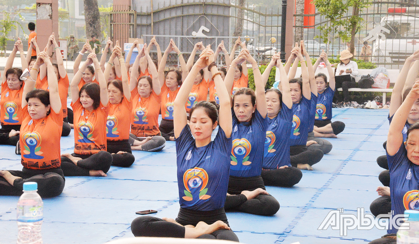 Đồng diễn yoga nhân Ngày Quốc tế yoga lần thứ 8