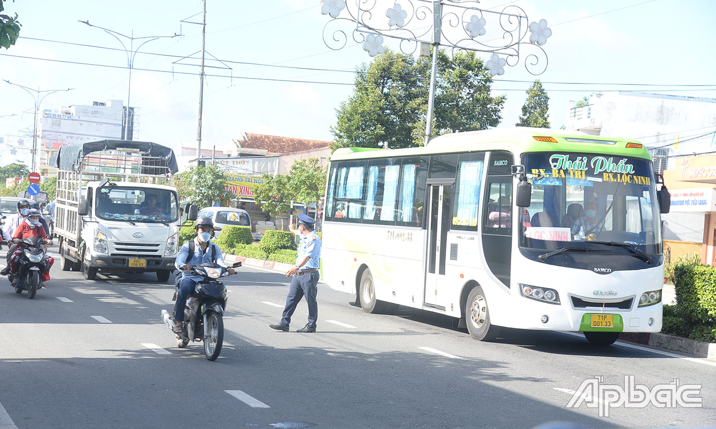 Thanh tra Sở Giao thông vận tải kiểm tra, kiểm soát việc chấp hành quy định pháp luật về ATGT đường bộ.