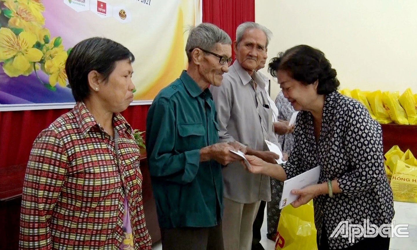 Nguyên Phó Chủ tịch nước Trương Mỹ Hoa trao tặng quà cho các hộ khó khăn của huyện Gò Công Đông nhân dịp Tết Nguyên đán 2022.