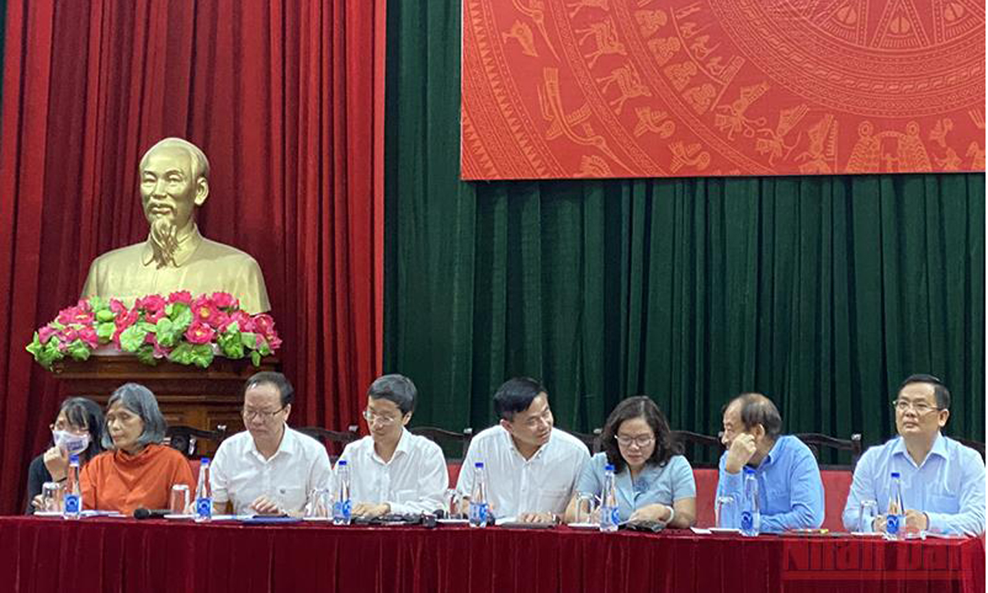 Lãnh đạo các vụ, cục của Bộ Y tế cung cấp thông tin cho báo chí. (Ảnh: TRẦN LAM)