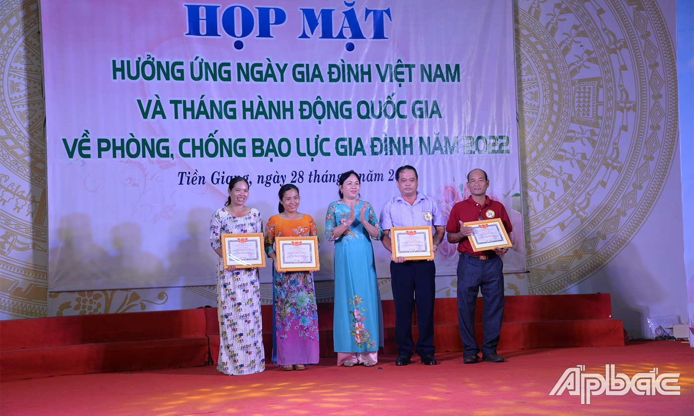 Ban tổ chức trao giải Ba 