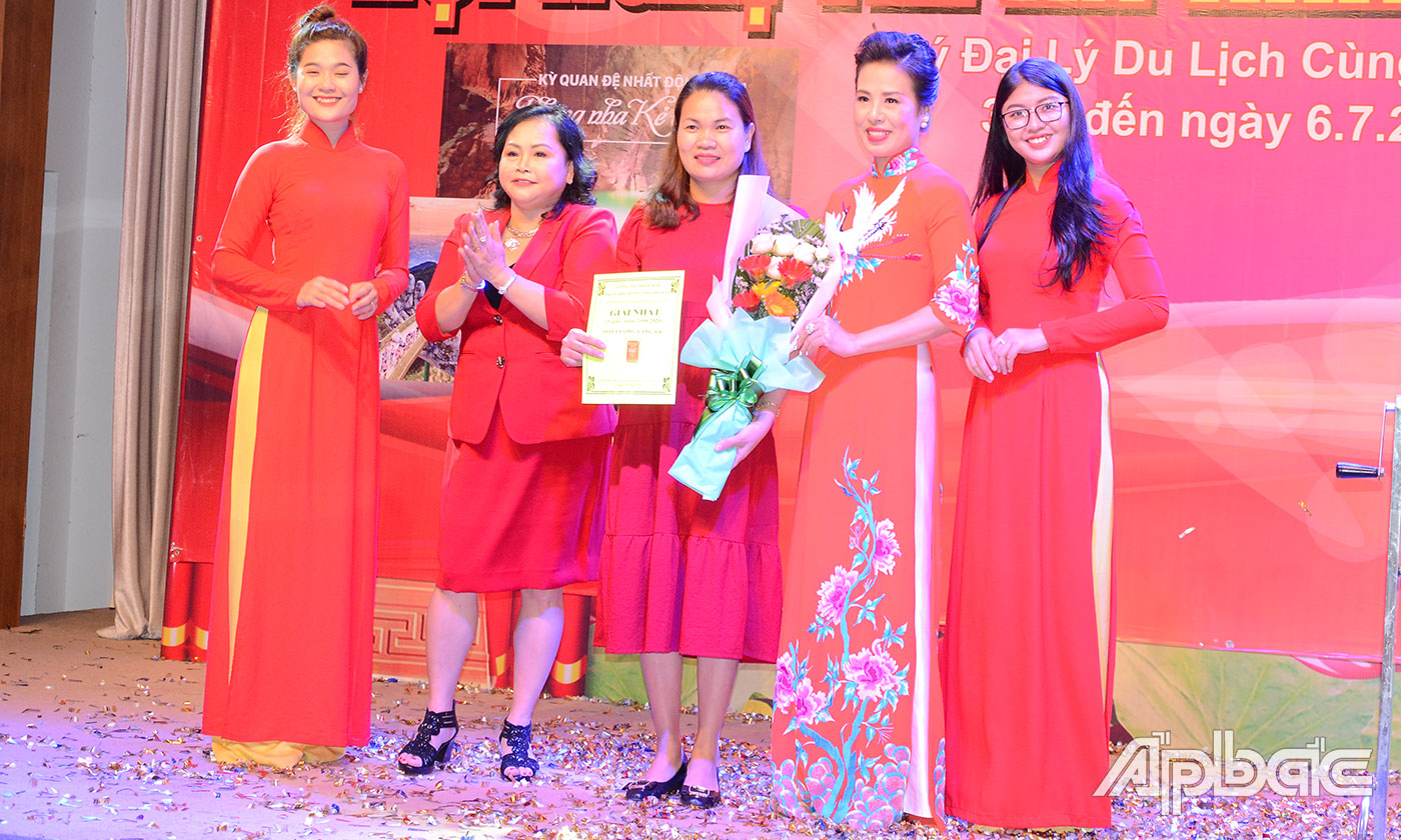 Trao thưởng Giải Nhất cho các đại lý trúng thưởng.