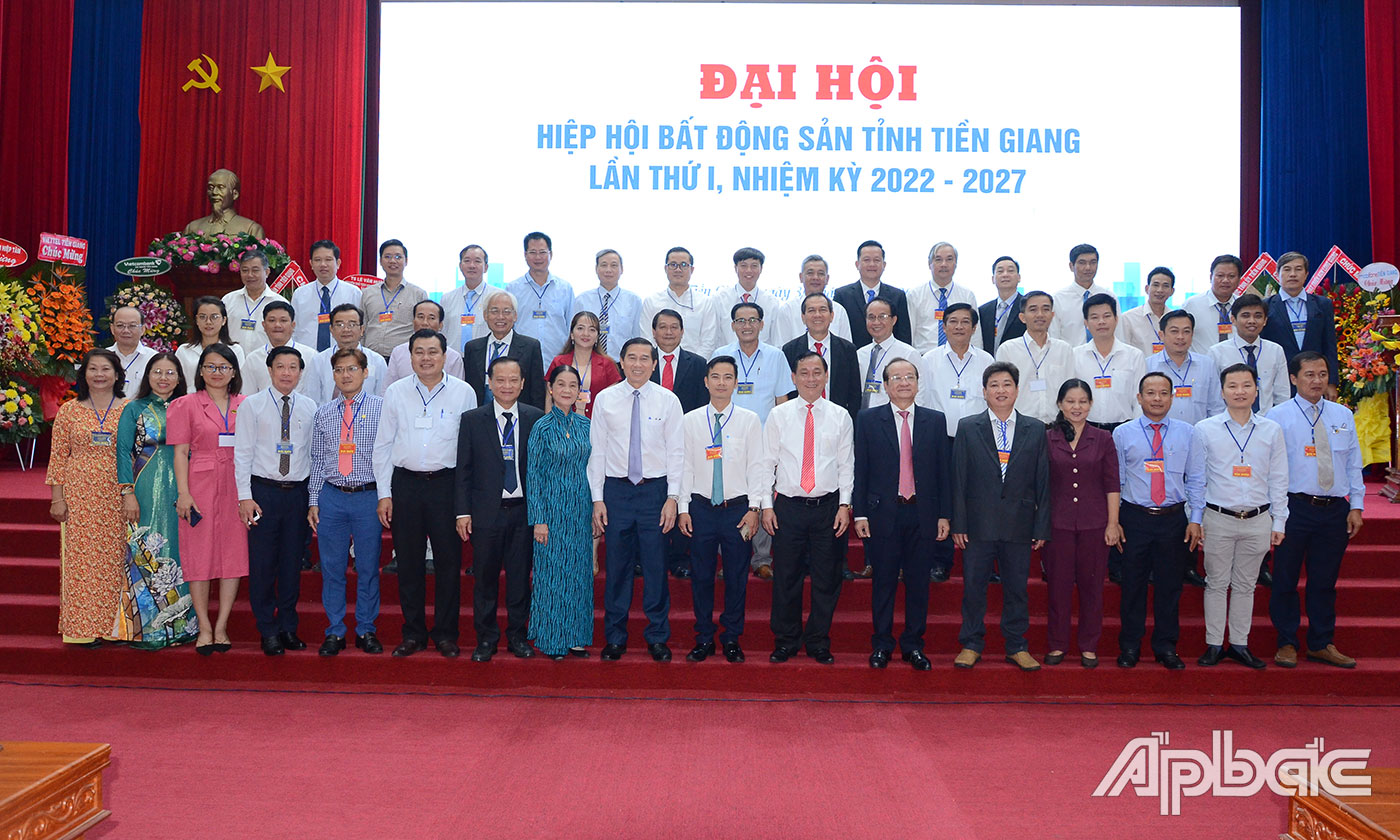 Các đại biểu chụp hình lưu niệm.
